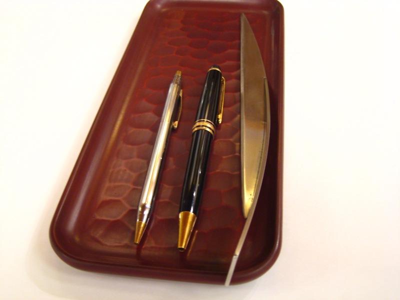 Pen tray / chisel mark