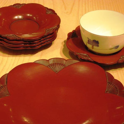 Plate (21cm) / plum shaped